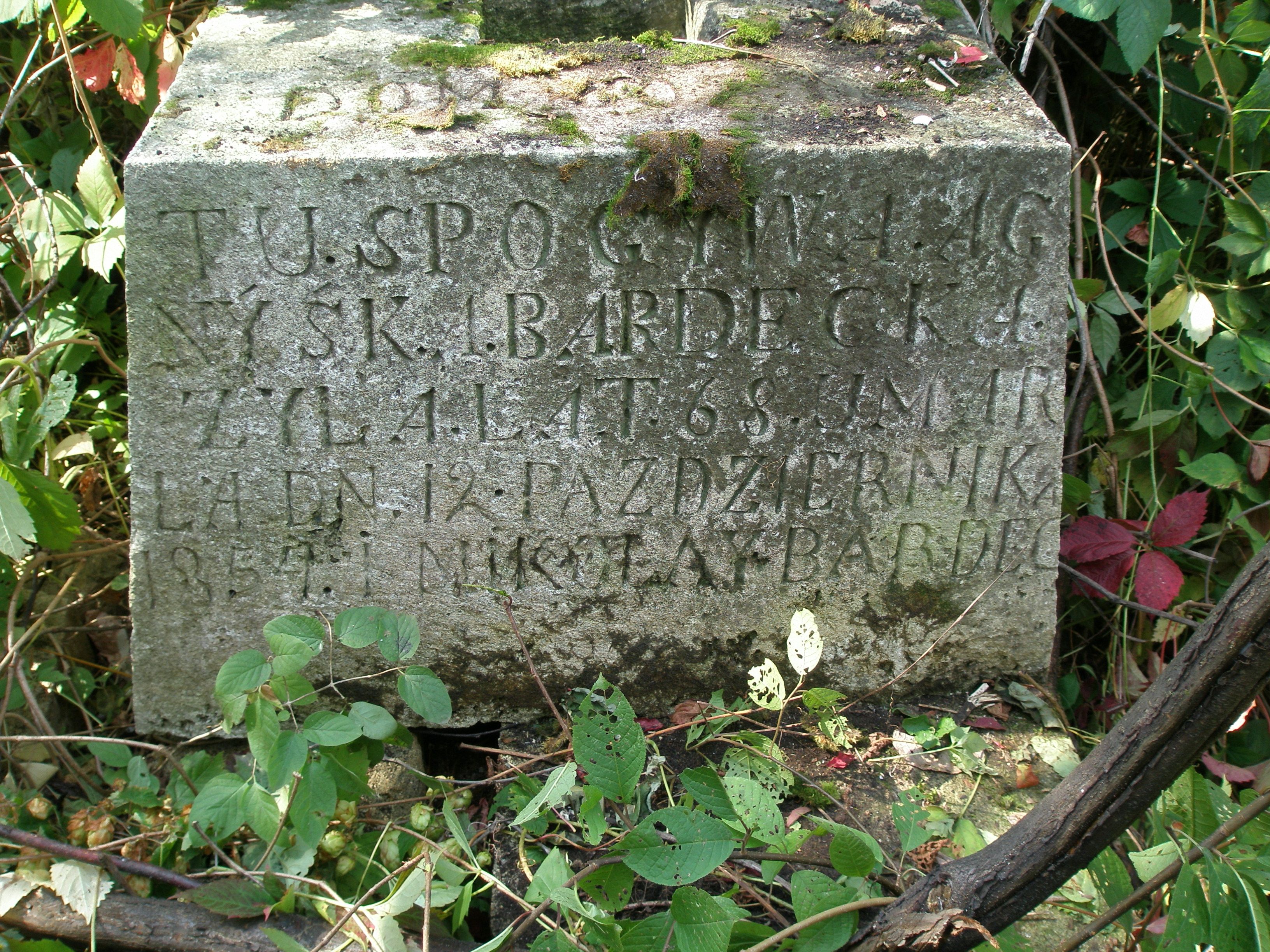 Inscription from the gravestone of Agnes and Nicholas Bardecki, as of 2006