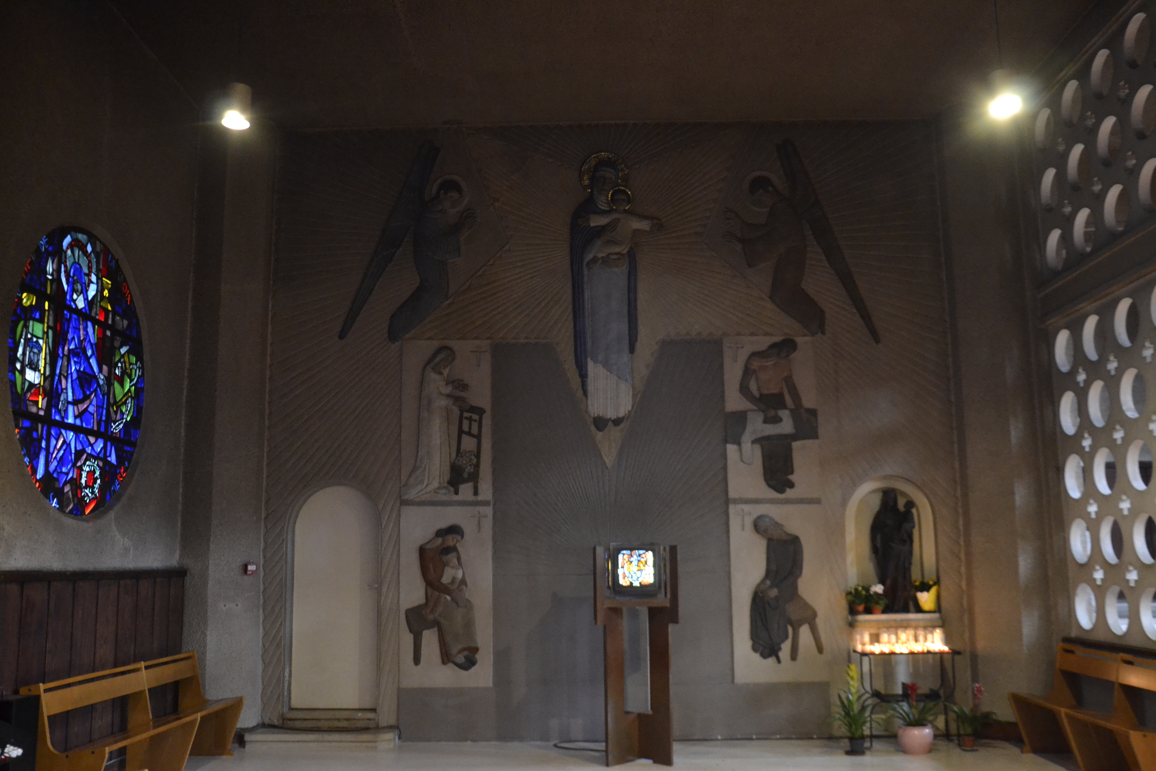 Photo montrant \"Stations of the Cross\" by Jan Lambert-Rucki in the church of Sainte-Therèse in Boulogne-Billancourt