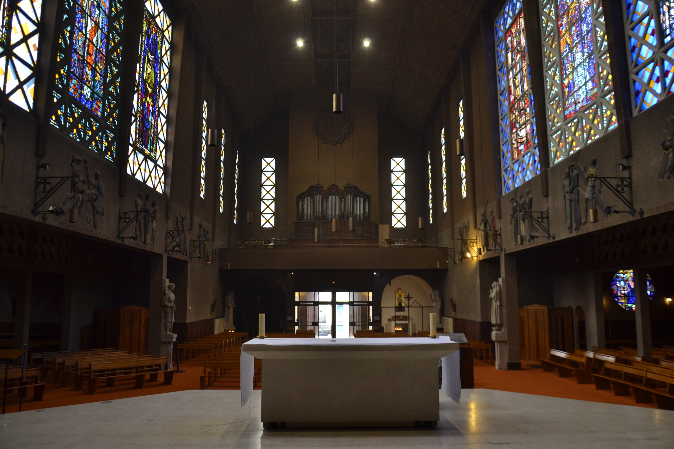 Photo montrant \"Stations of the Cross\" by Jan Lambert-Rucki in the church of Sainte-Therèse in Boulogne-Billancourt