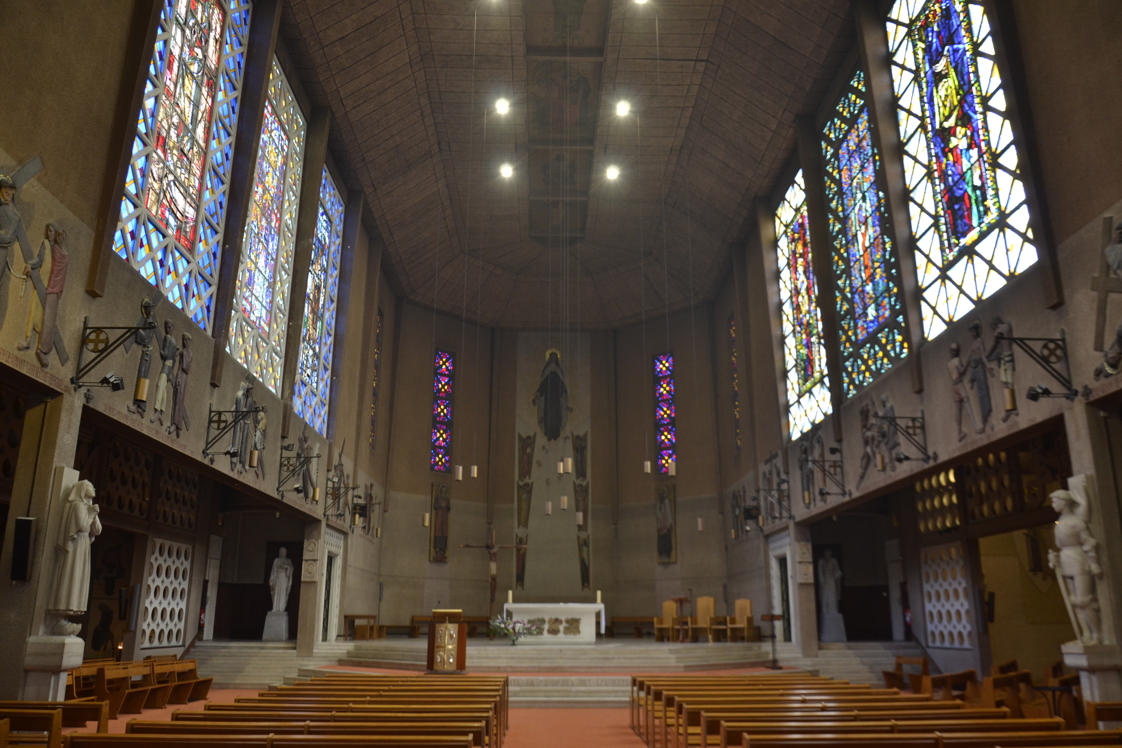 Photo montrant \"Stations of the Cross\" by Jan Lambert-Rucki in the church of Sainte-Therèse in Boulogne-Billancourt