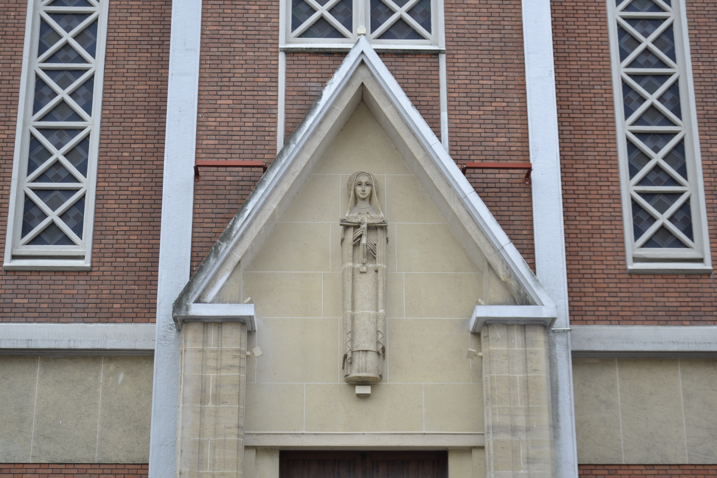 Photo montrant \"Stations of the Cross\" by Jan Lambert-Rucki in the church of Sainte-Therèse in Boulogne-Billancourt