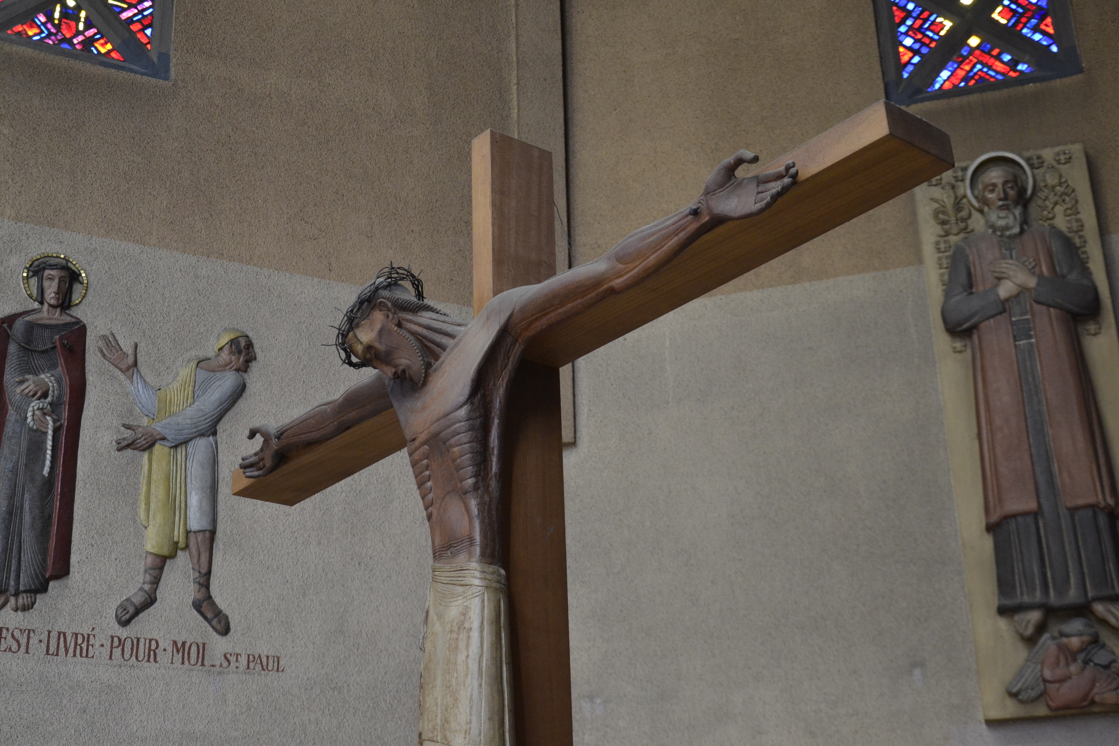 Photo montrant \"Stations of the Cross\" by Jan Lambert-Rucki in the church of Sainte-Therèse in Boulogne-Billancourt