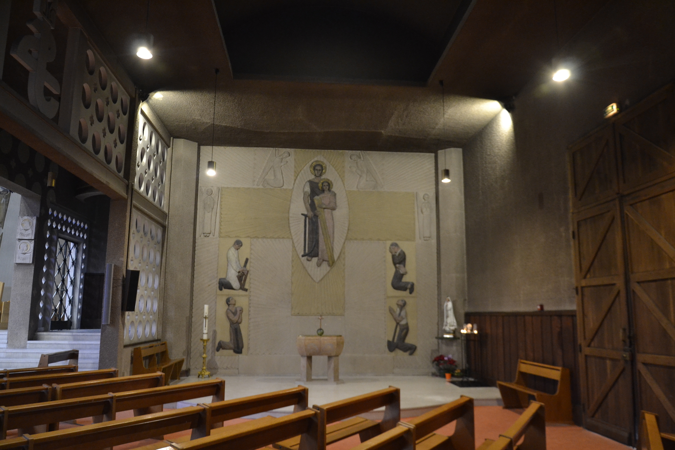 Photo montrant \"Stations of the Cross\" by Jan Lambert-Rucki in the church of Sainte-Therèse in Boulogne-Billancourt