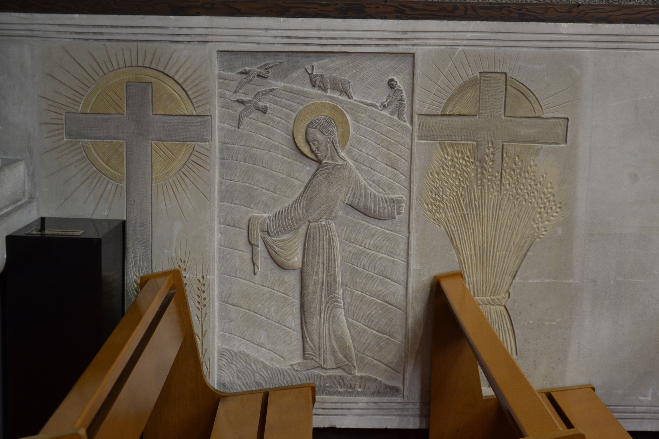 Photo montrant \"Stations of the Cross\" by Jan Lambert-Rucki in the church of Sainte-Therèse in Boulogne-Billancourt