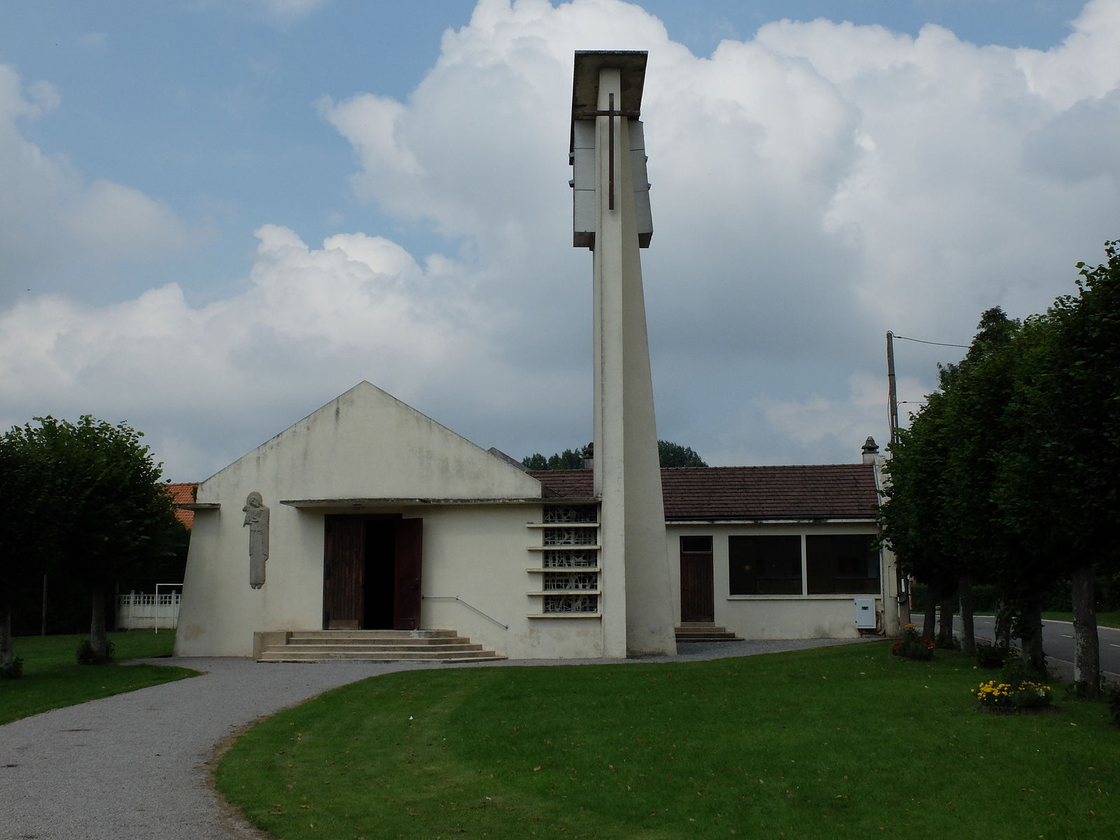 Kościół Saint-André w Boyaval z rzeźbą Jana Lamberta-Ruckiego na fasadzie