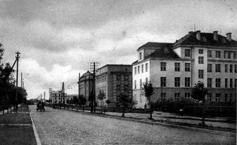 Ulica Unii Lubelskiej w Brześciu nad Bugiem, przed 1935 – na pierwszym planie z lewej budynek Biura Projektu Melioracji Polesia; fot. nieznany (pocztówka)