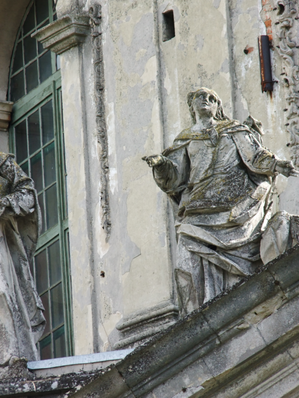Podhorce, St Joseph's Church, sculpture of an unidentified saint on the façade portico, photo: Agata Dworzak, 2011.
