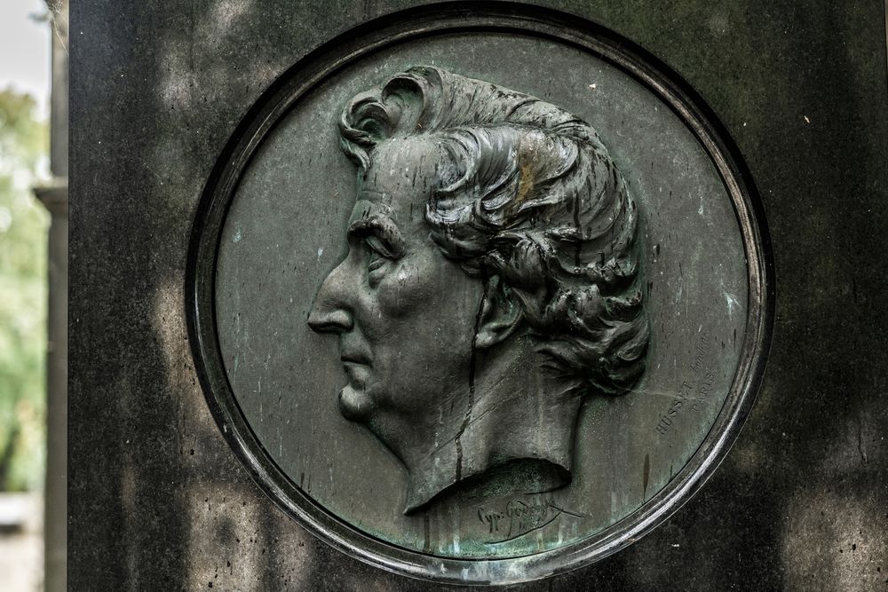 Photo montrant Pierre tombale d\'Hector Berlioz au cimetière de Montmartre à Paris