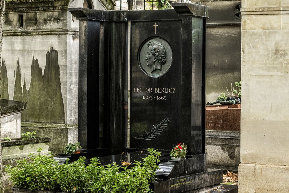 Photo montrant Pierre tombale d\'Hector Berlioz au cimetière de Montmartre à Paris