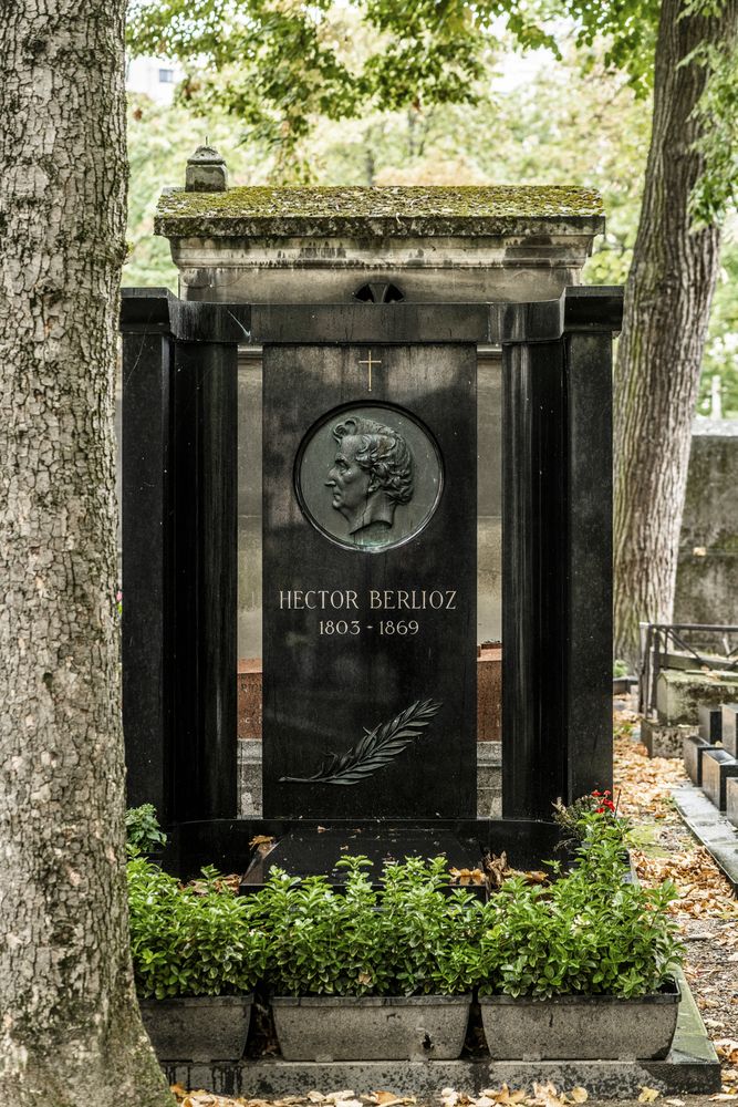 Photo montrant Pierre tombale d\'Hector Berlioz au cimetière de Montmartre à Paris