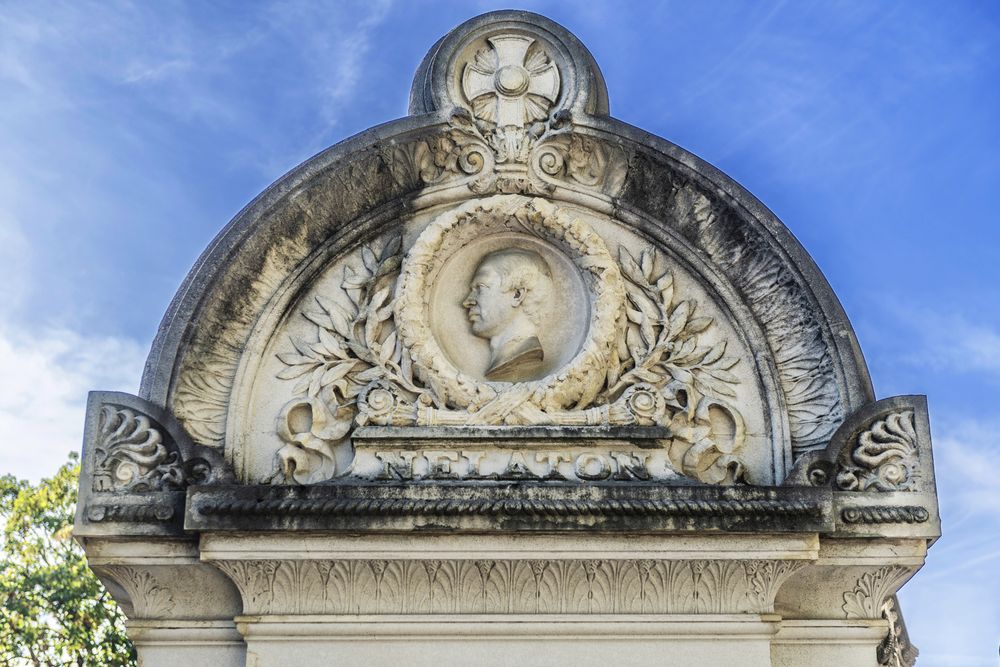 Fotografia przedstawiająca Grobowiec Auguste’a Nélatona na cmentarzu Père-Lachaise w Paryżu