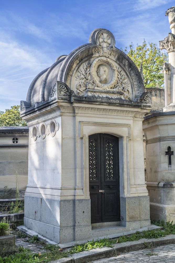 Fotografia przedstawiająca Grobowiec Auguste’a Nélatona na cmentarzu Père-Lachaise w Paryżu