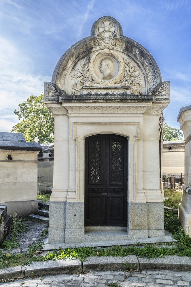 Fotografia przedstawiająca Grobowiec Auguste’a Nélatona na cmentarzu Père-Lachaise w Paryżu