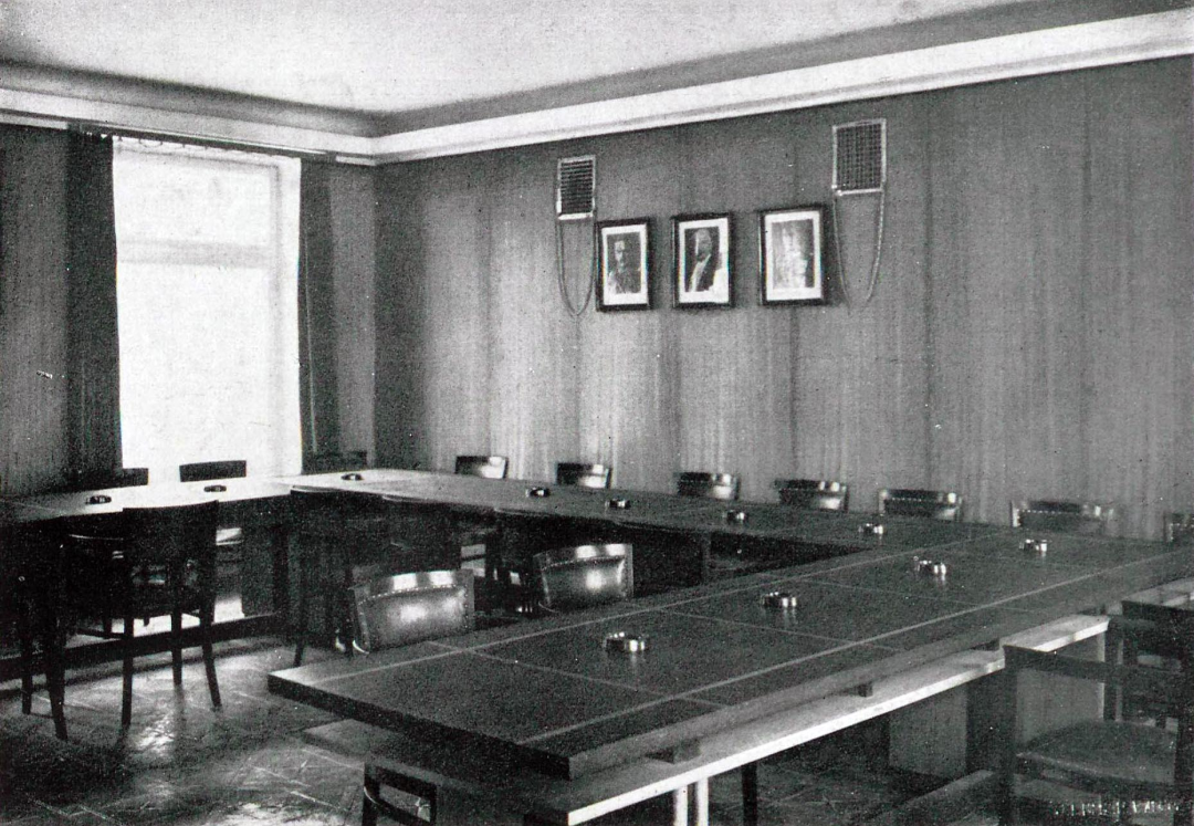 Конференц-зал, бл. 1938 р., фото Яна Булгака, в Architektura i Budownictwo 1938, № 11-12, с. 401.