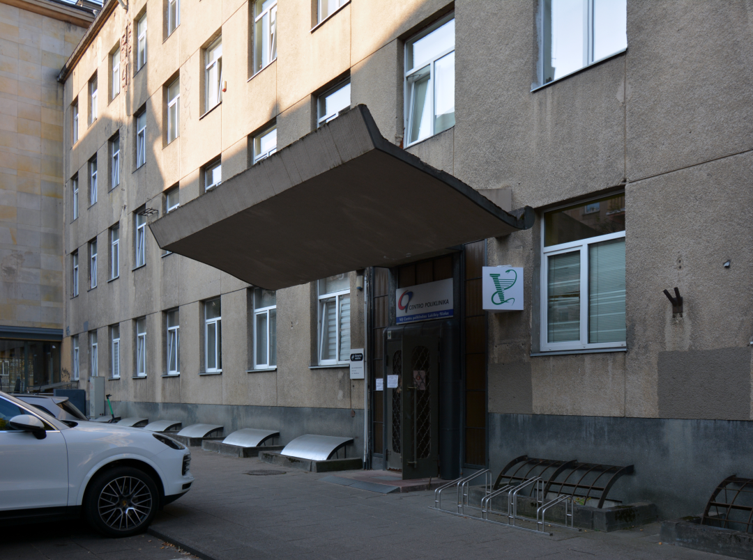 Заклад соціального страхування у Вільнюсі - фрагмент бічного фасаду з входом, сучасний вигляд, 2020 р., фото М. Пщолковського