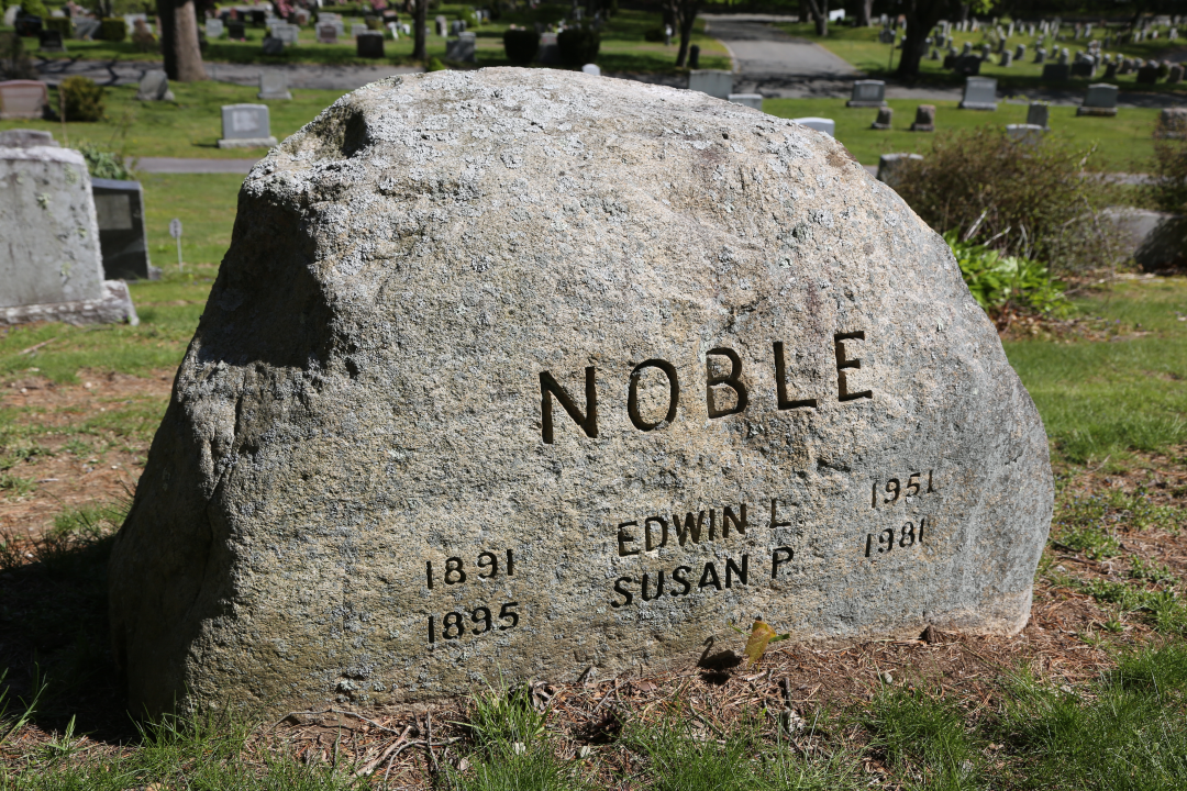 Głaz nagrobny Edwina L. Noble’a na cmentarzu Wildwood w Winchester, 2022, fot. Jan Skłodowski