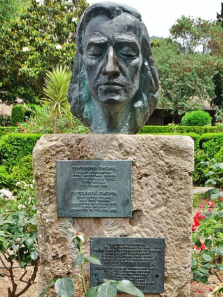 Photo montrant Statue of Frédéric Chopin at the former Carthusian monastery of Real Cartuja de Jesus de Nazareth in Valldemossa