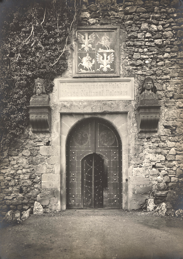 Photograph showing the gate of the Polish National Museum in Rapperswil, before 1906.