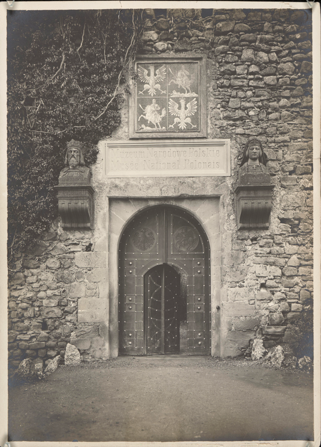 Fofografia przedstawiająca bramę Muzeum Narodowego Polskiego w Rapperswilu, przed 1906 r.