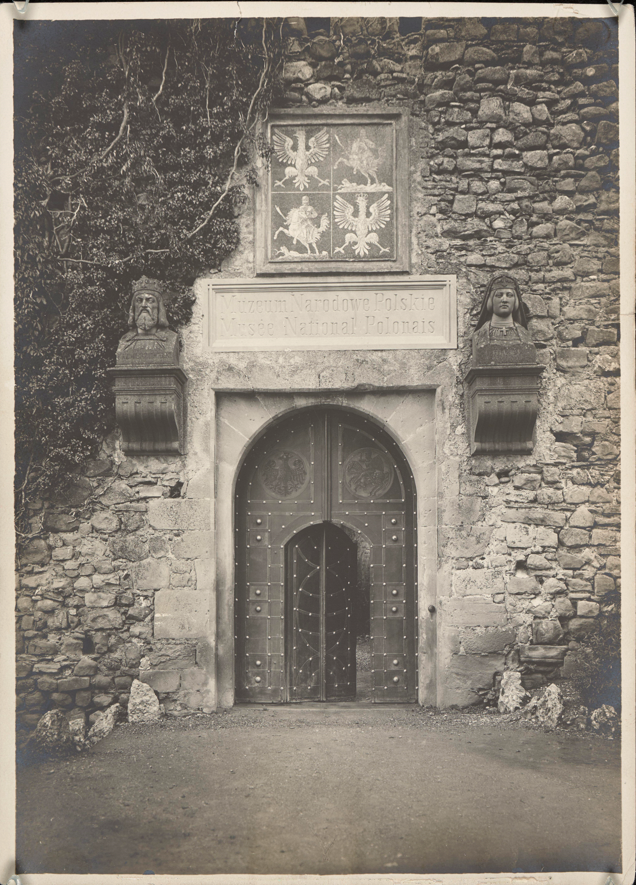 Photograph showing the gate of the Polish National Museum in Rapperswil, before 1906.