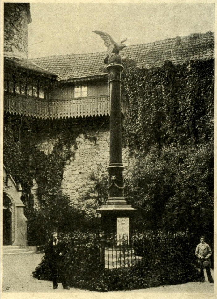 Fotografia przedstawiająca Kolumnę Barską stojącą na dziedzińcu zamku