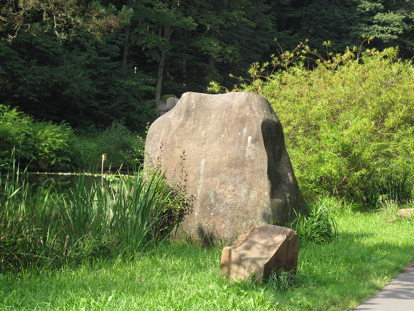 Fotografia przedstawiająca Adolf Ryszka\'s sculpture \'Silent Stone\' on the Schweinstal sculpture trail