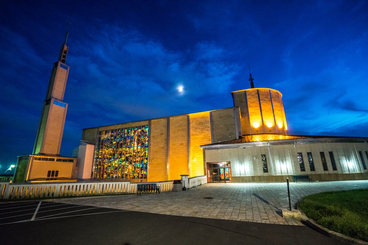 Fotografia przedstawiająca Narodowe Sanktuarium Matki Boskiej Częstochowskiej w Doylestown zarządzane przez paulinów