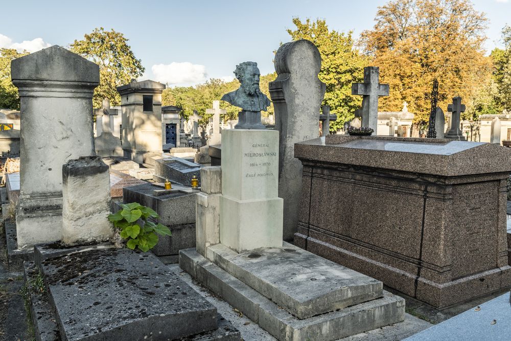 Photo montrant Pierre tombale du général Ludwik Mieroslawski par Cyprian Godebski à Paris