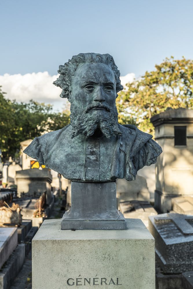 Photo montrant Pierre tombale du général Ludwik Mieroslawski par Cyprian Godebski à Paris