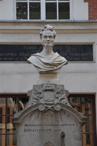 Fotografia przedstawiająca Pomnik Seweryna Gałęzowskiego, Paryż, Cyprian Godebski