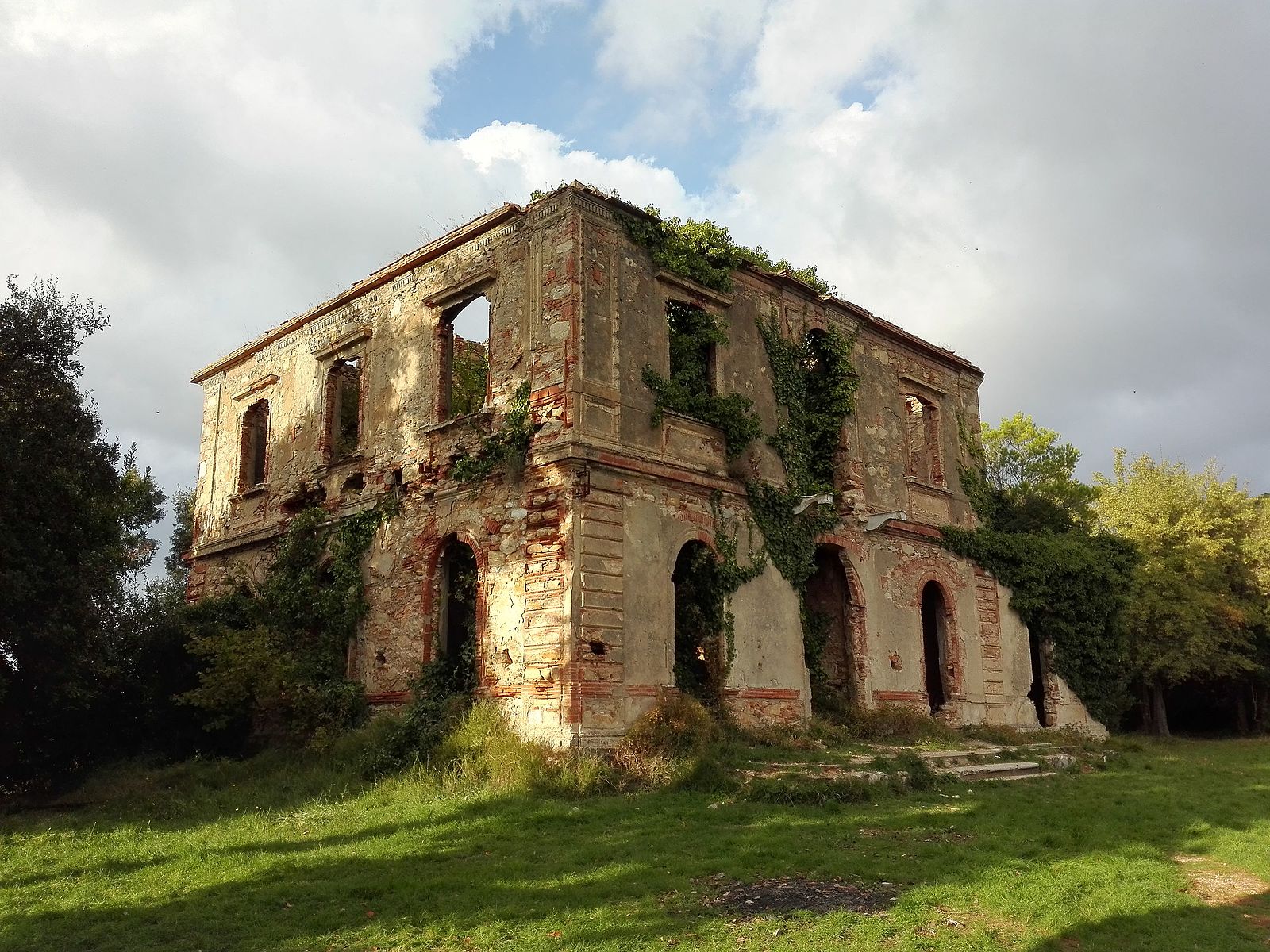 Fotografia przedstawiająca Ruiny Villa Belvedere w San Giuliano Terme