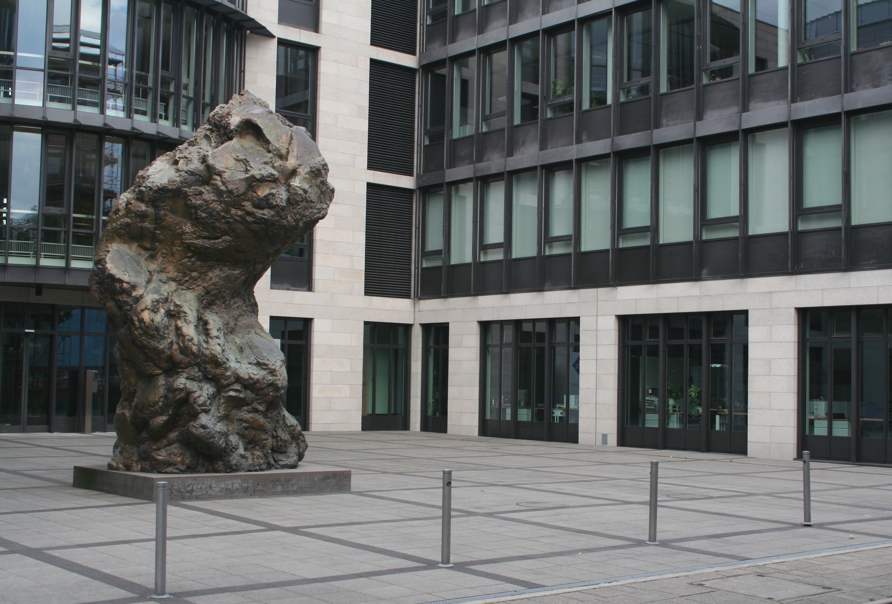 Photo montrant Sculpture by Karol Broniatowski \"Foot of Bendern\" in Bendern