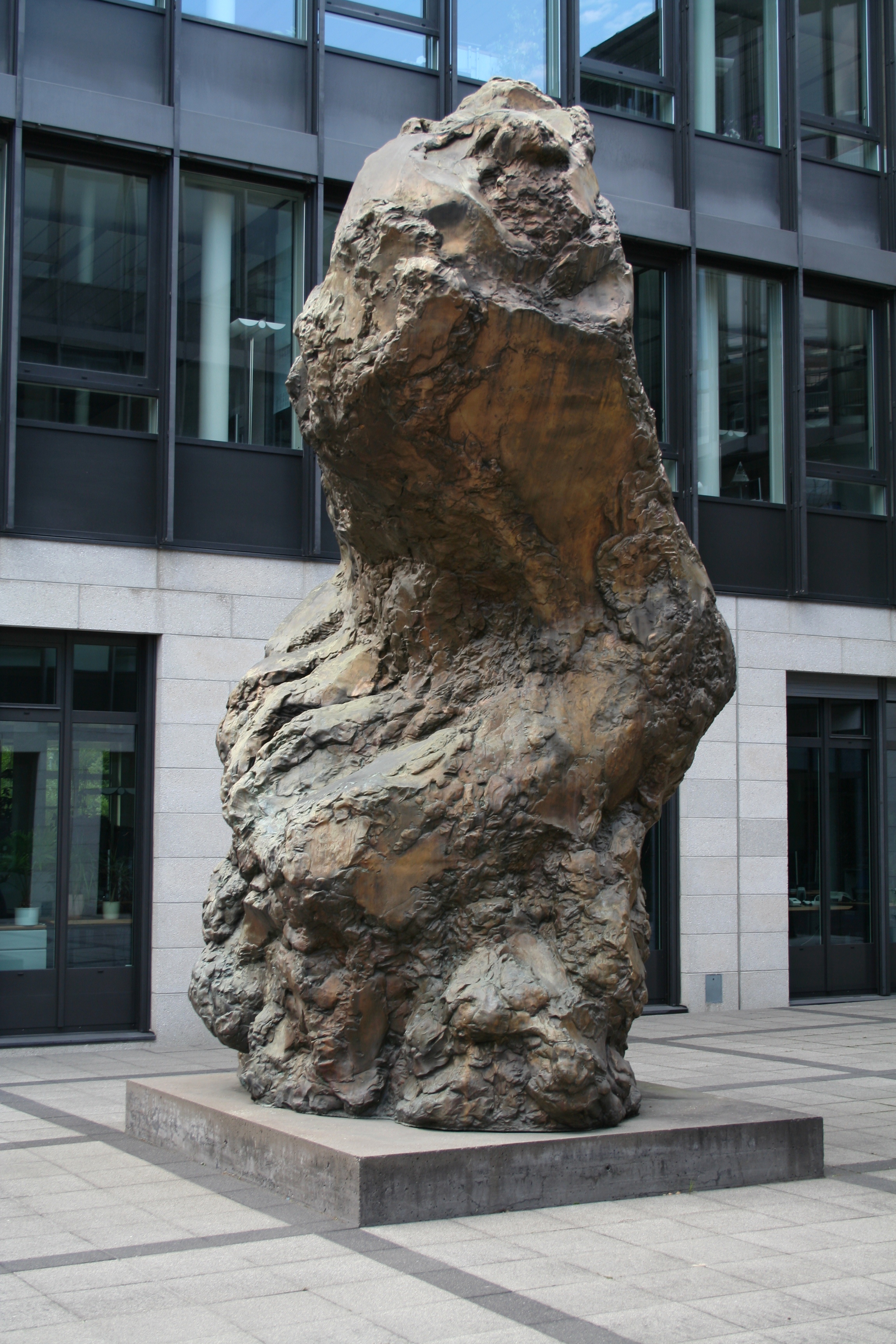 Photo montrant Sculpture by Karol Broniatowski \"Foot of Bendern\" in Bendern