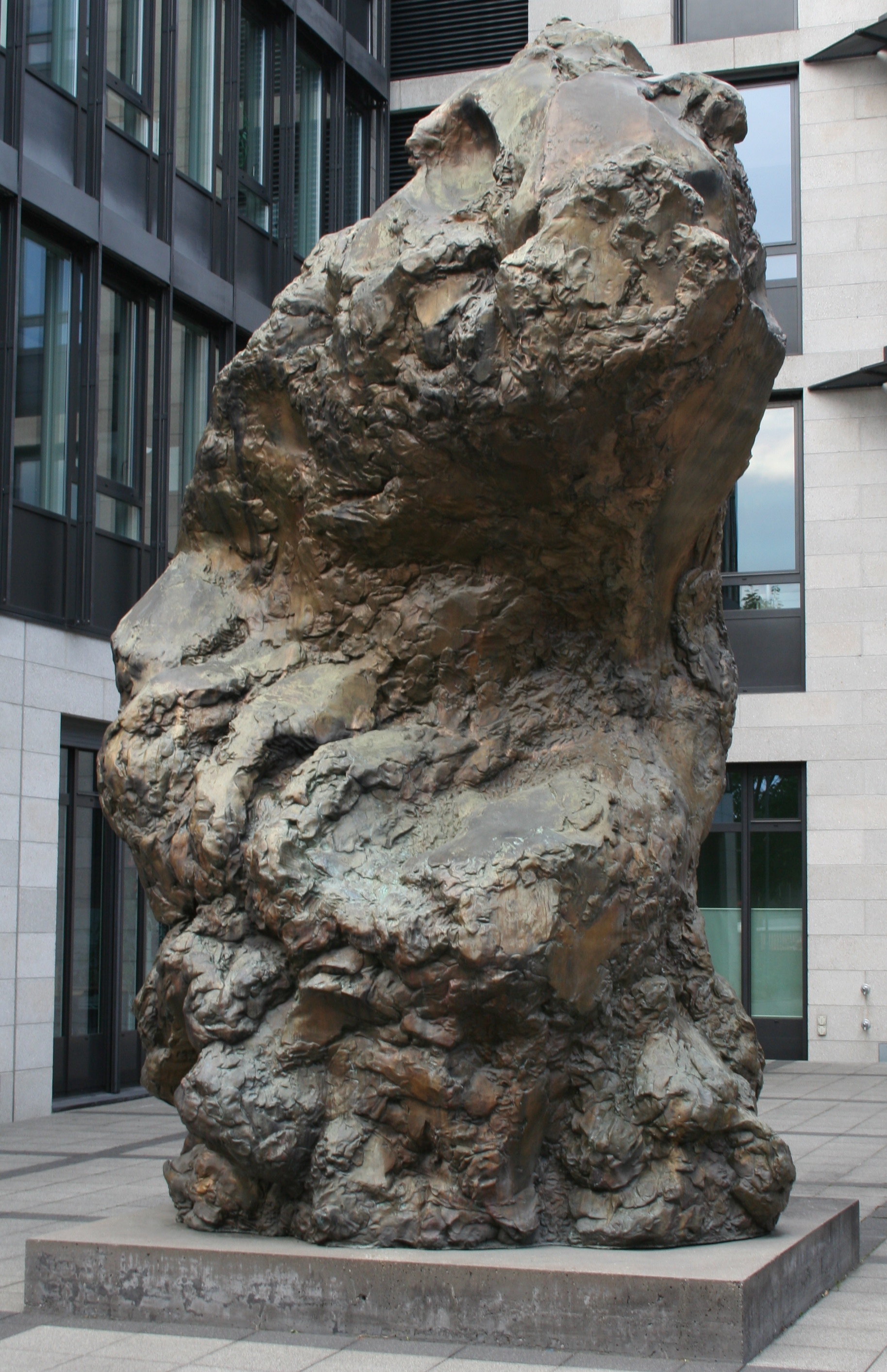 Photo montrant Sculpture by Karol Broniatowski \"Foot of Bendern\" in Bendern