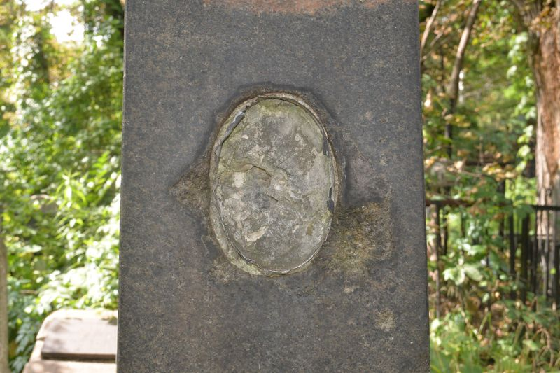 Fragment of Leon Ley's tombstone, Baykova cemetery in Kiev, as of 2021.
