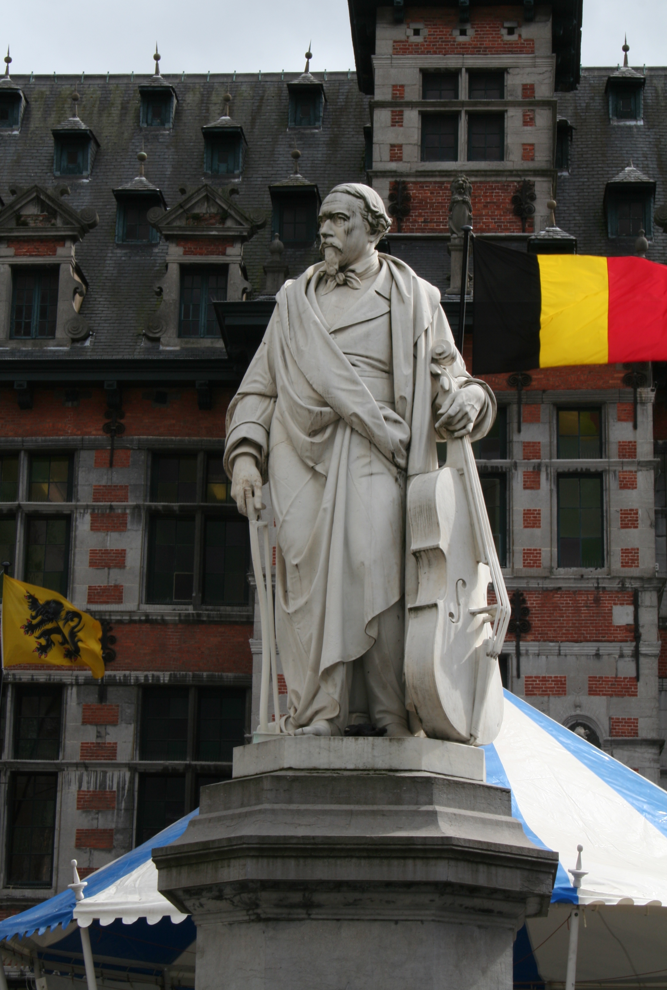 Fotografia przedstawiająca Monument to the cellist Adrien-François Servais in Halle