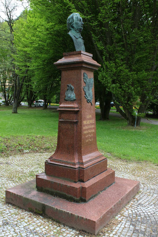 Fotografia przedstawiająca Pomnik Adama Mickiewicza w Karlovych Warach