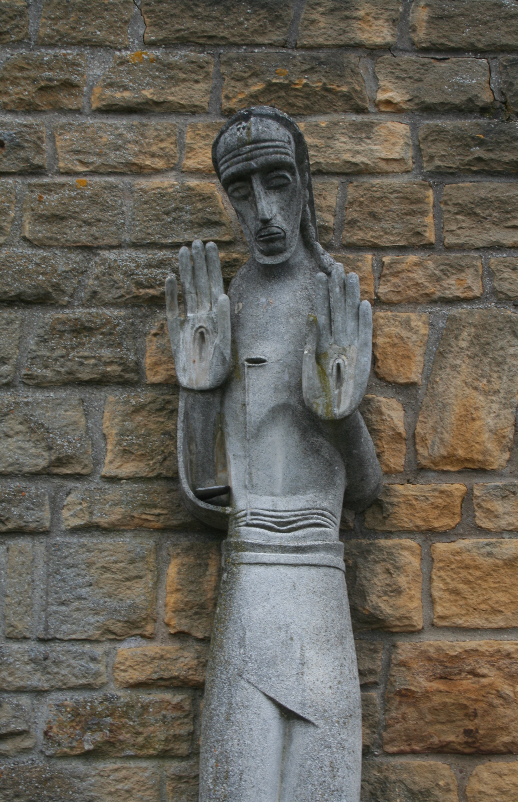 Photo montrant Sculpture \"Bénédiction du Christ\" de Jan Lambert-Rucki dans l\'église Saint-Maximin à Boust