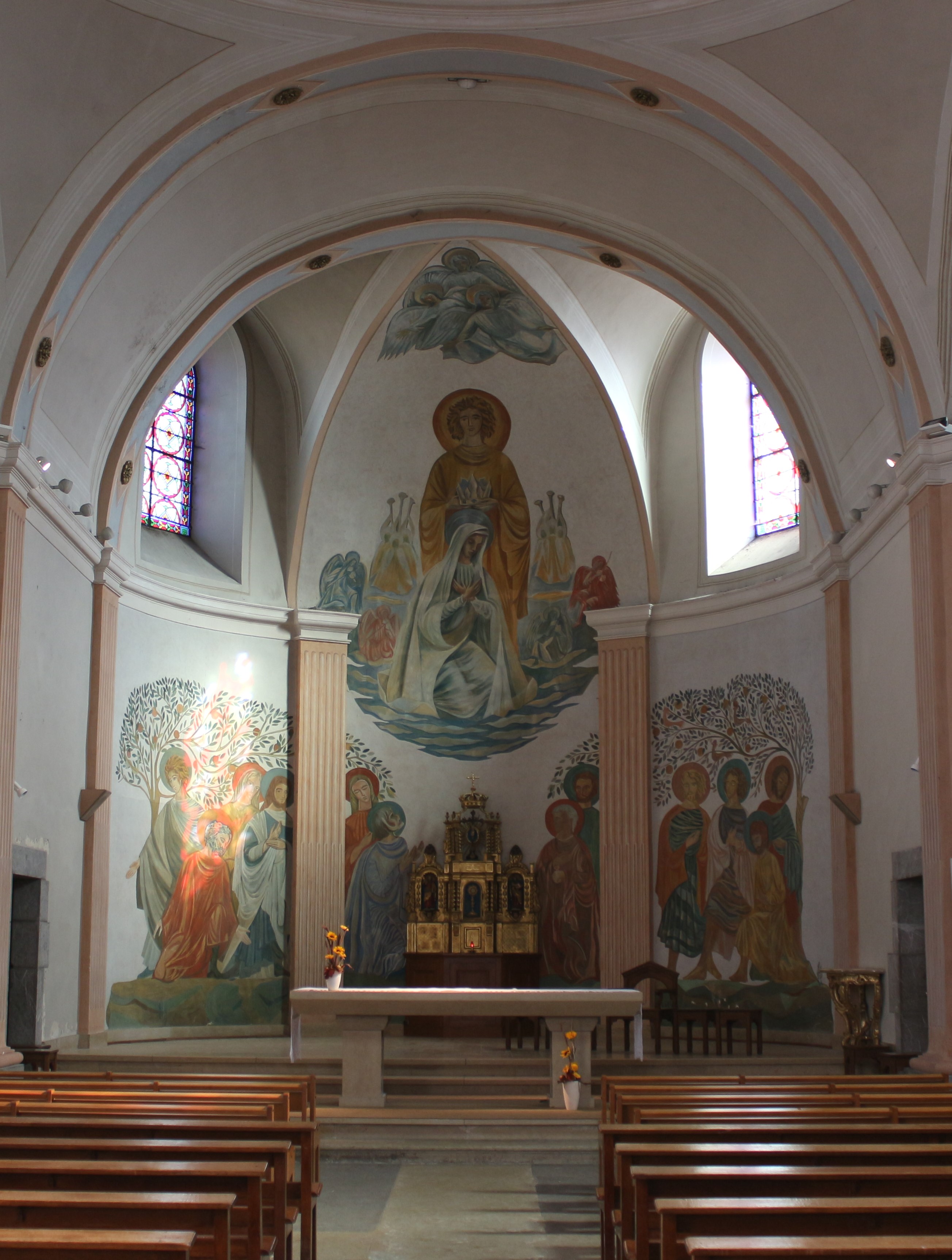 Photo montrant Jacek Stryjeński\'s painting \"Coronation of Mary\" in the church of Saint-Vincent in Challes-les-Eaux