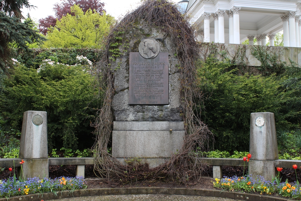 Fotografia przedstawiająca Pomnik Fryderyka Chopina w Mariańskich Łaźniach