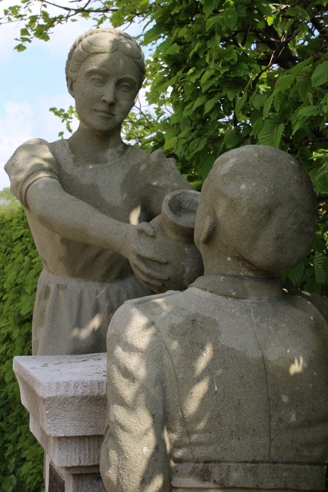 Photo montrant Sculpture \"Polish well\" by Zbigniew Bem in Melchnau