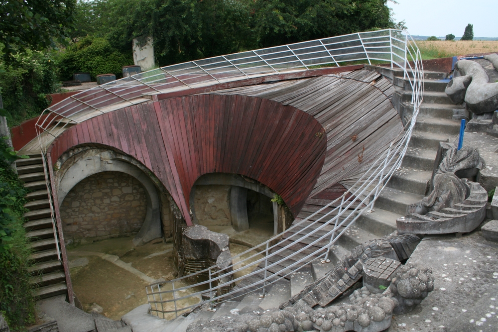 Fotografia przedstawiająca Sculpture \"Earth snail\" by Jacques Warminski at the Orbière