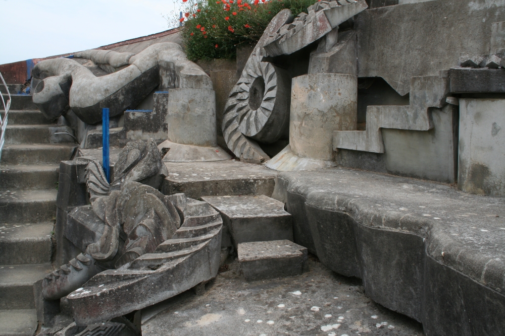 Fotografia przedstawiająca Sculpture \"Earth snail\" by Jacques Warminski at the Orbière