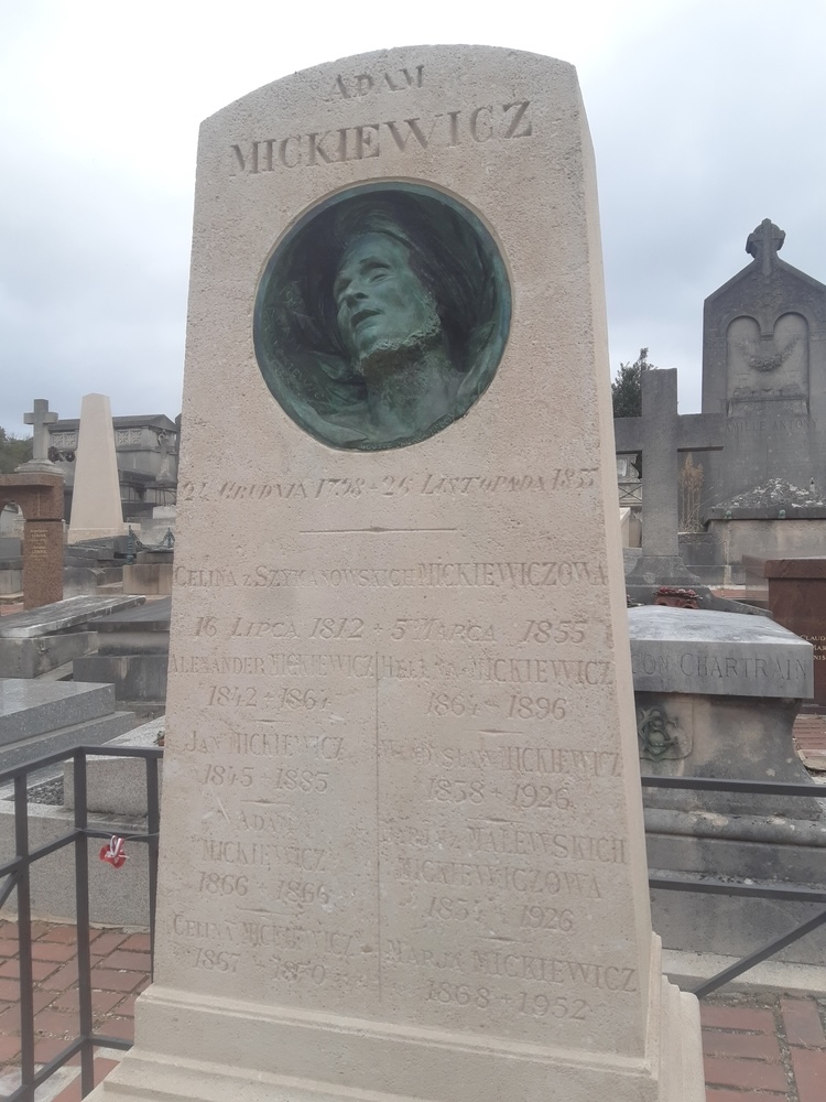 Fotografia przedstawiająca Tombstone of Adam Mickiewicz and his family in Montmorency