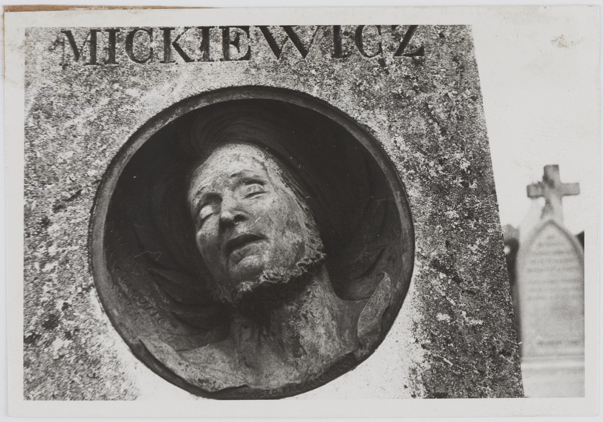 Fotografia przedstawiająca Tombstone of Adam Mickiewicz and his family in Montmorency