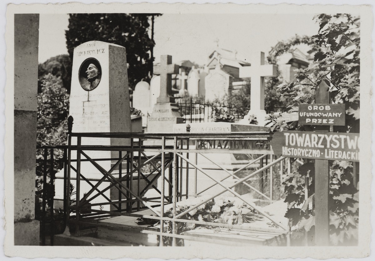 Fotografia przedstawiająca Tombstone of Adam Mickiewicz and his family in Montmorency