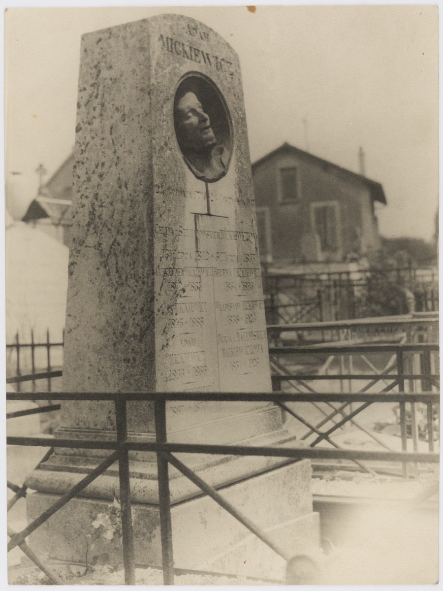 Fotografia przedstawiająca Tombstone of Adam Mickiewicz and his family in Montmorency