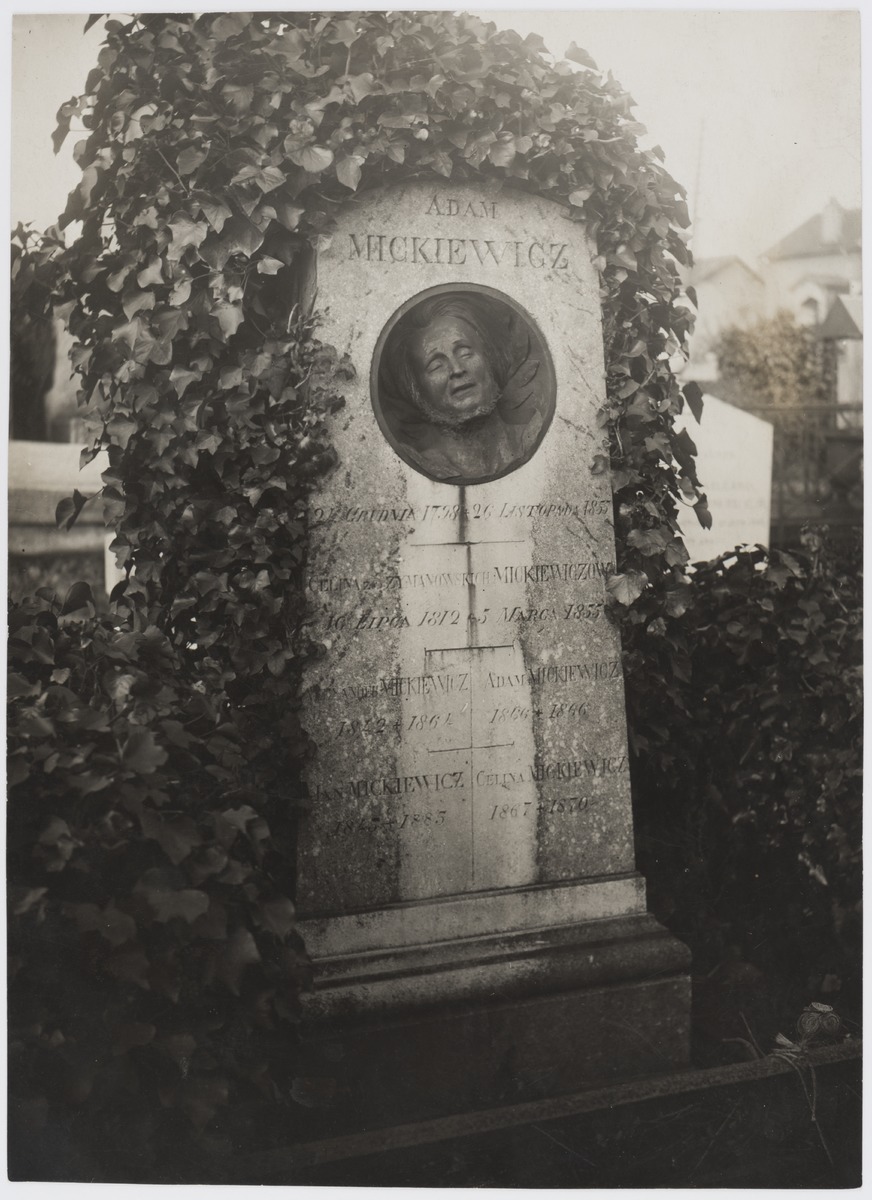 Fotografia przedstawiająca Tombstone of Adam Mickiewicz and his family in Montmorency