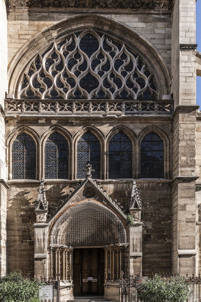 Fotografia przedstawiająca Copy of the painting of Our Lady of the Dawn Gate in the Saint-Séverin church in Paris