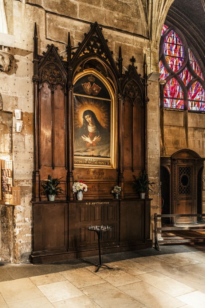 Fotografia przedstawiająca Copy of the painting of Our Lady of the Dawn Gate in the Saint-Séverin church in Paris